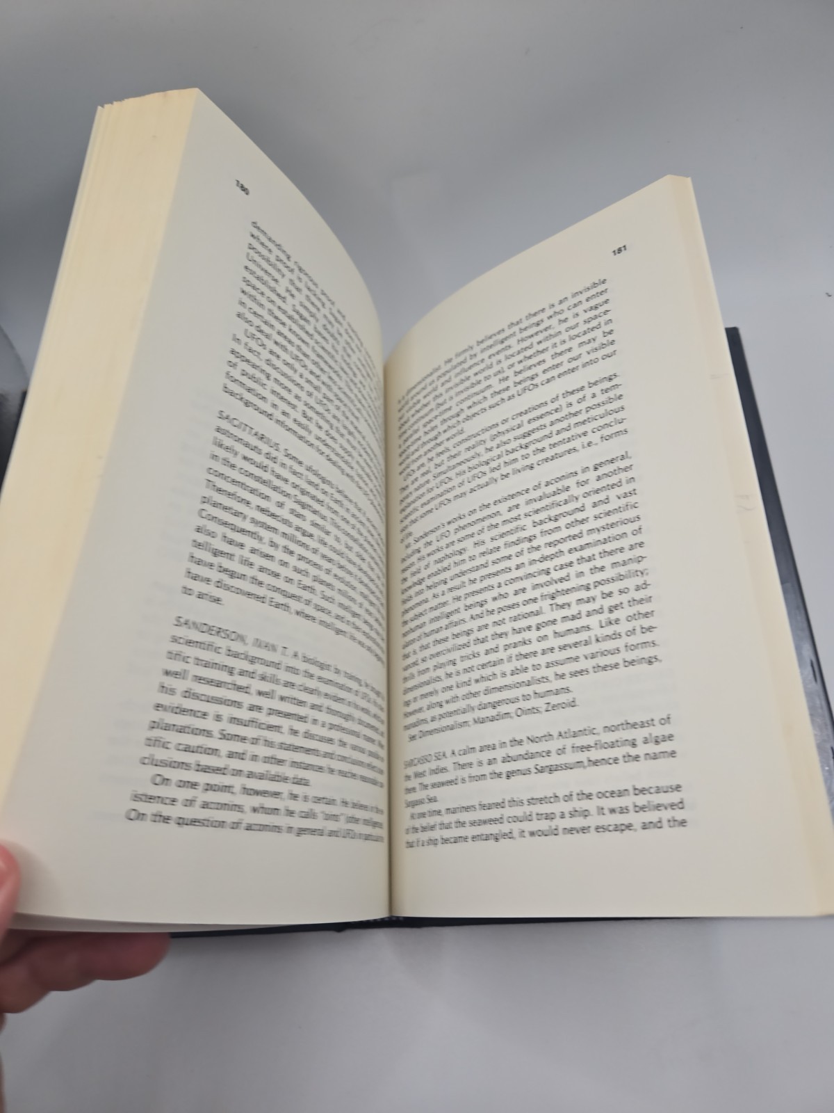 The UFO Guidebook ASPECT OF OFOLOGY by Simon Mennick & Norman J. Briazack 1978