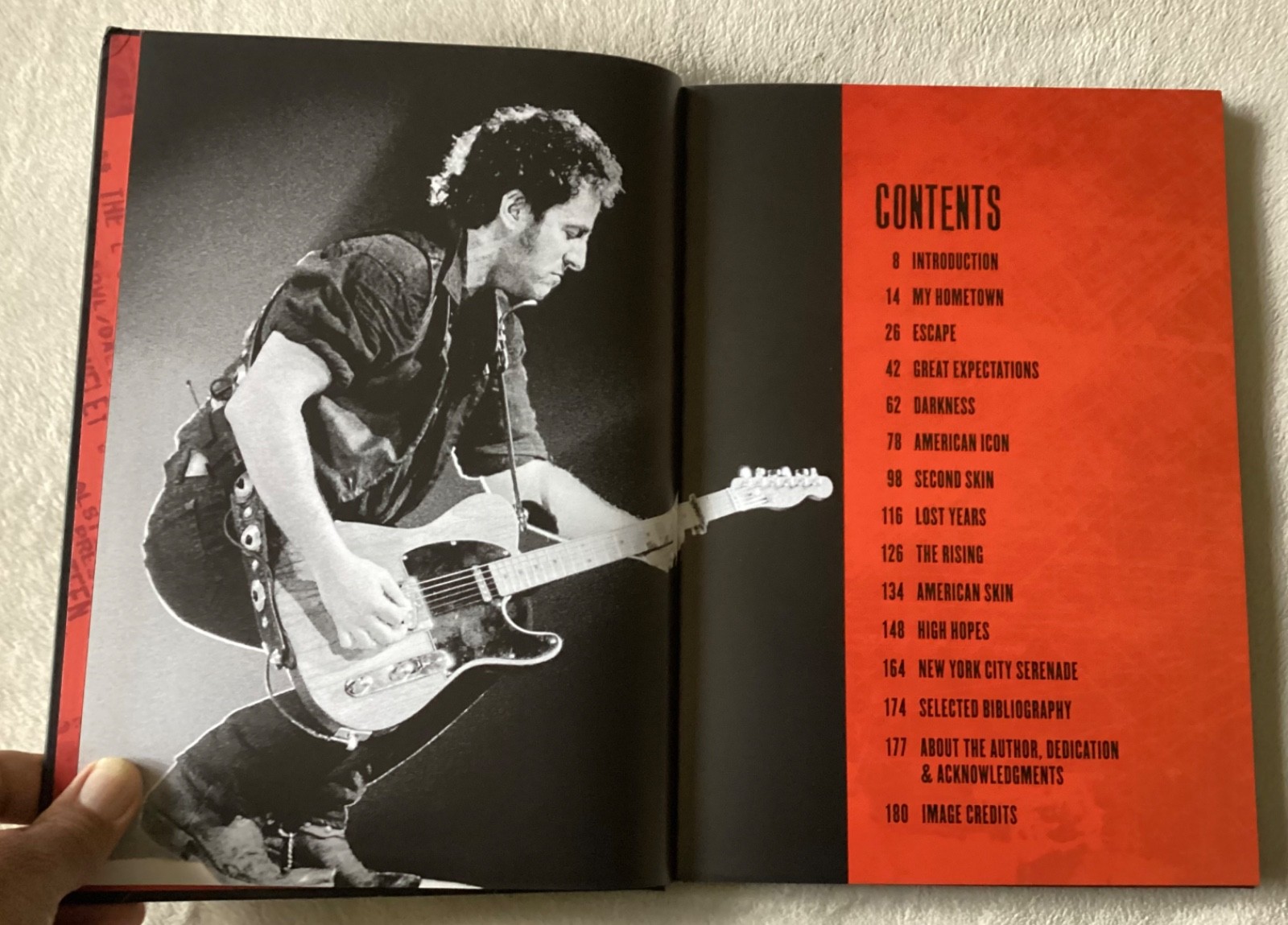 “BRUCE SPRINGSTEEN – An Illustrated Biography” – Hardcover – 184 Pages! – MINT!