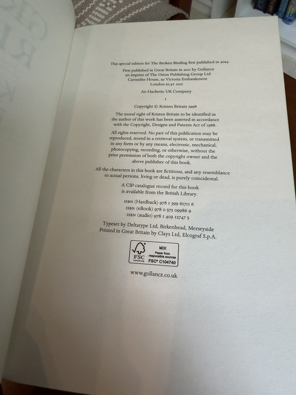NO DUST JACKET Broken Binding – Green Rider By Kristen Britain