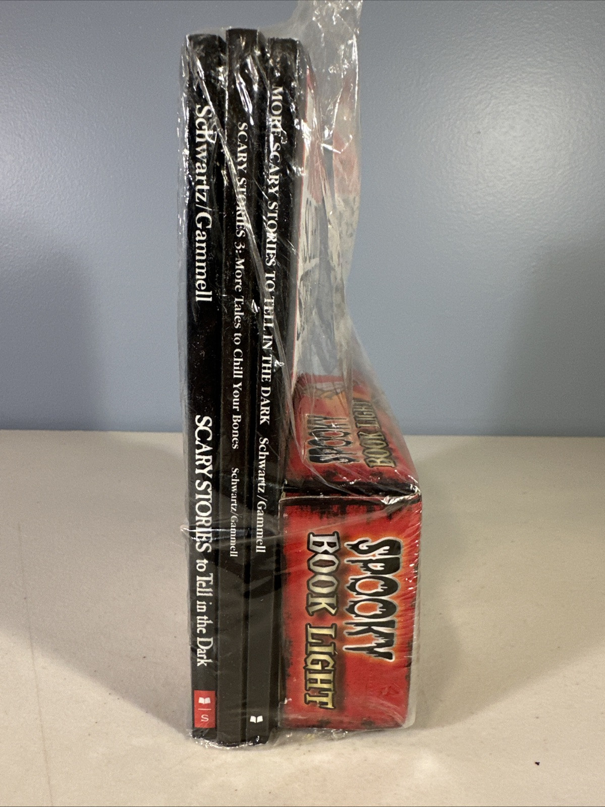 Scary Stories To Tell In The Dark PB Books Alvin Schwartz w/Spooky Book Light