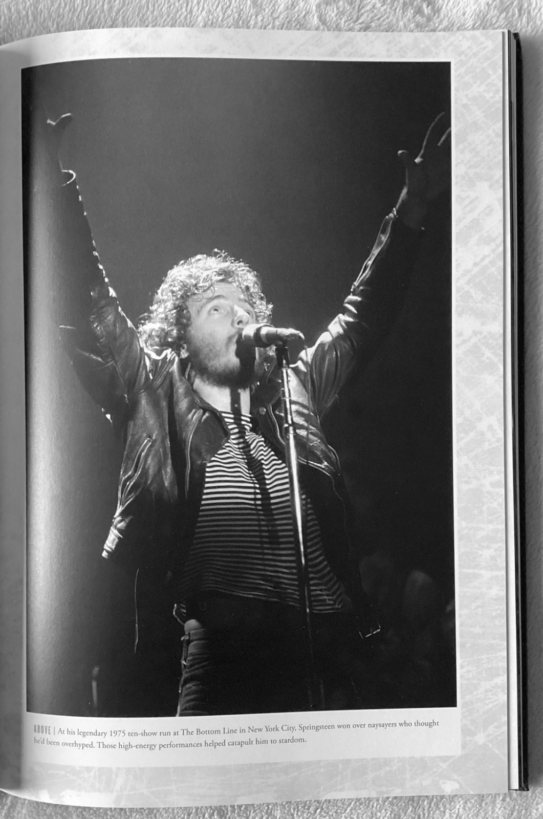 “BRUCE SPRINGSTEEN – An Illustrated Biography” – Hardcover – 184 Pages! – MINT!