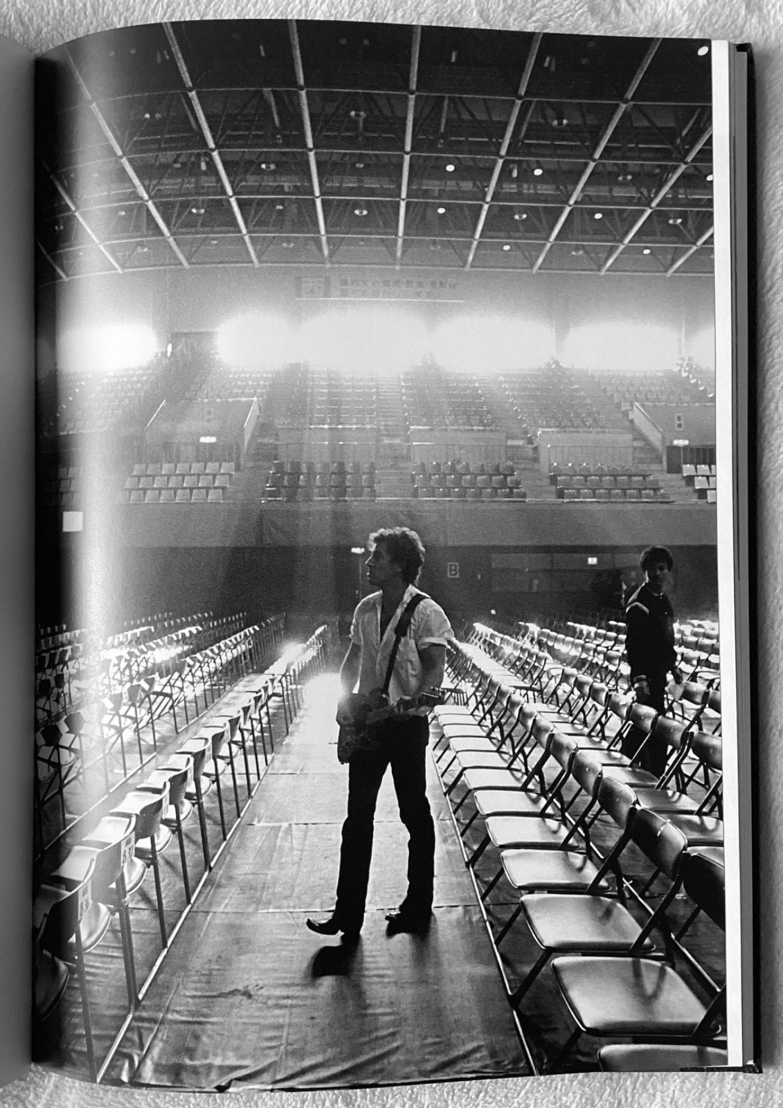 “BRUCE SPRINGSTEEN – An Illustrated Biography” – Hardcover – 184 Pages! – MINT!