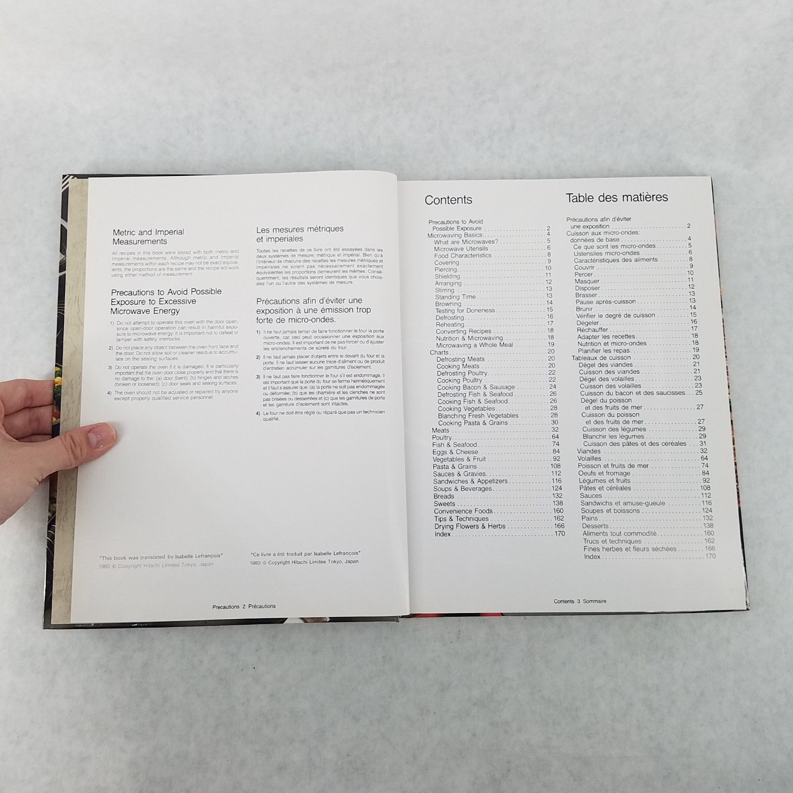 Practical Microwaving – Hitachi Bilingual English / French – 1983 – LIKE NEW!