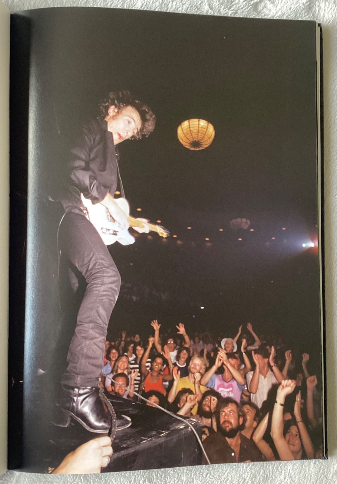 “BRUCE SPRINGSTEEN – An Illustrated Biography” – Hardcover – 184 Pages! – MINT!