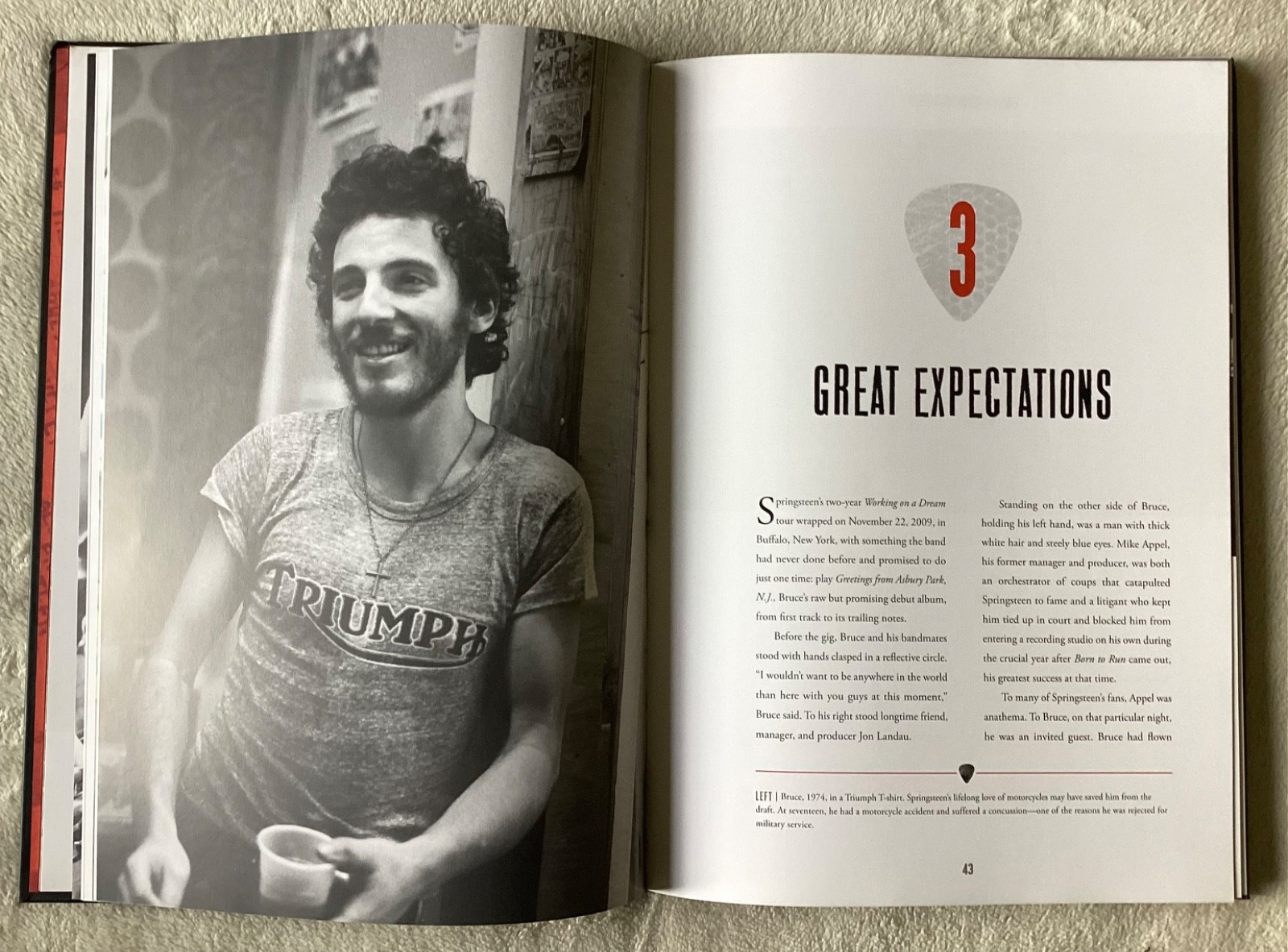 “BRUCE SPRINGSTEEN – An Illustrated Biography” – Hardcover – 184 Pages! – MINT!