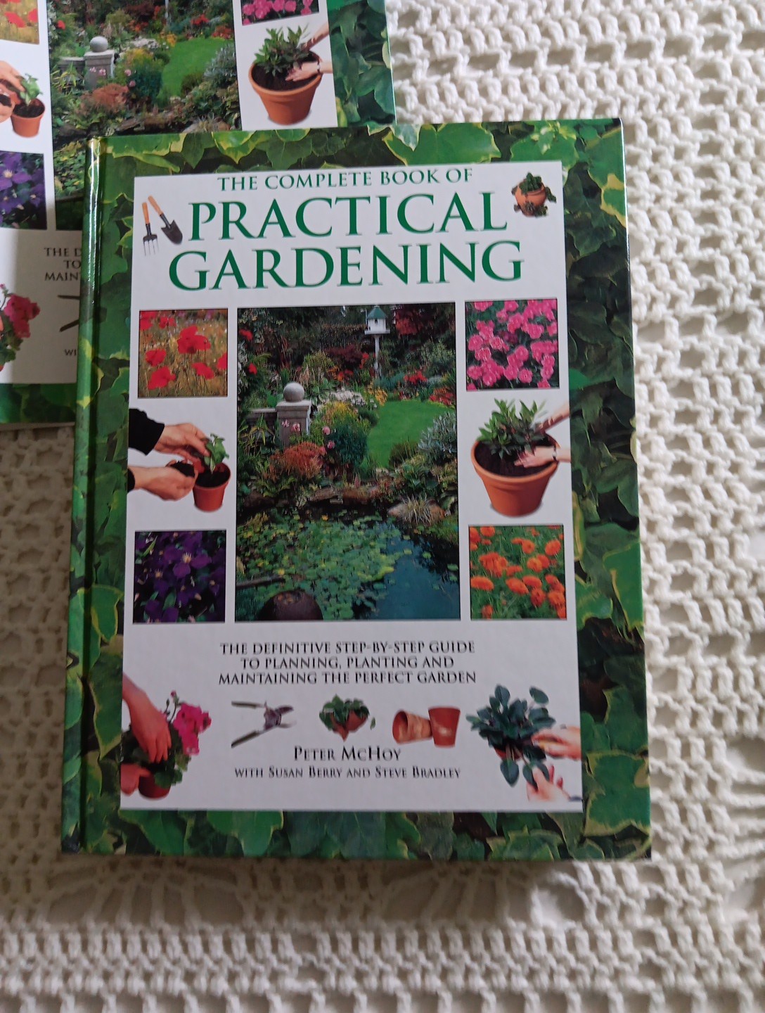 THE COMPLETE BOOK OF PRACTICAL GARDENING Peter McHoy 2001 512 Pages 12×9″ HC DJ