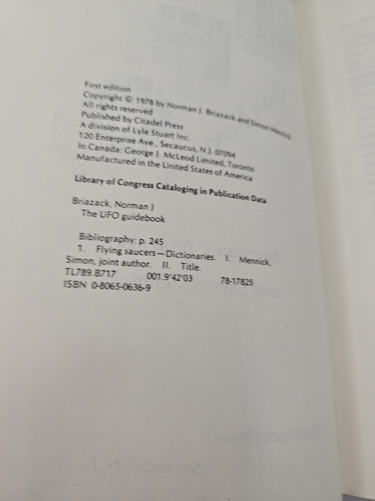 The UFO Guidebook ASPECT OF OFOLOGY by Simon Mennick & Norman J. Briazack 1978