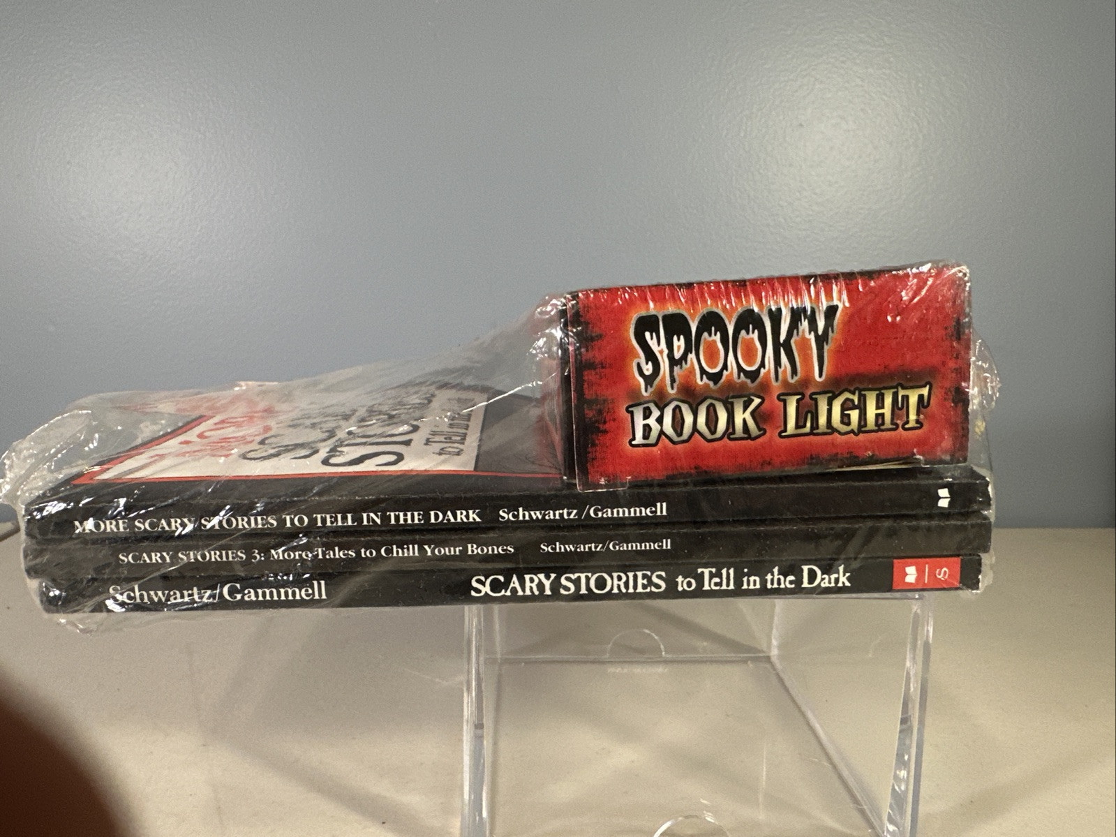 Scary Stories To Tell In The Dark PB Books Alvin Schwartz w/Spooky Book Light