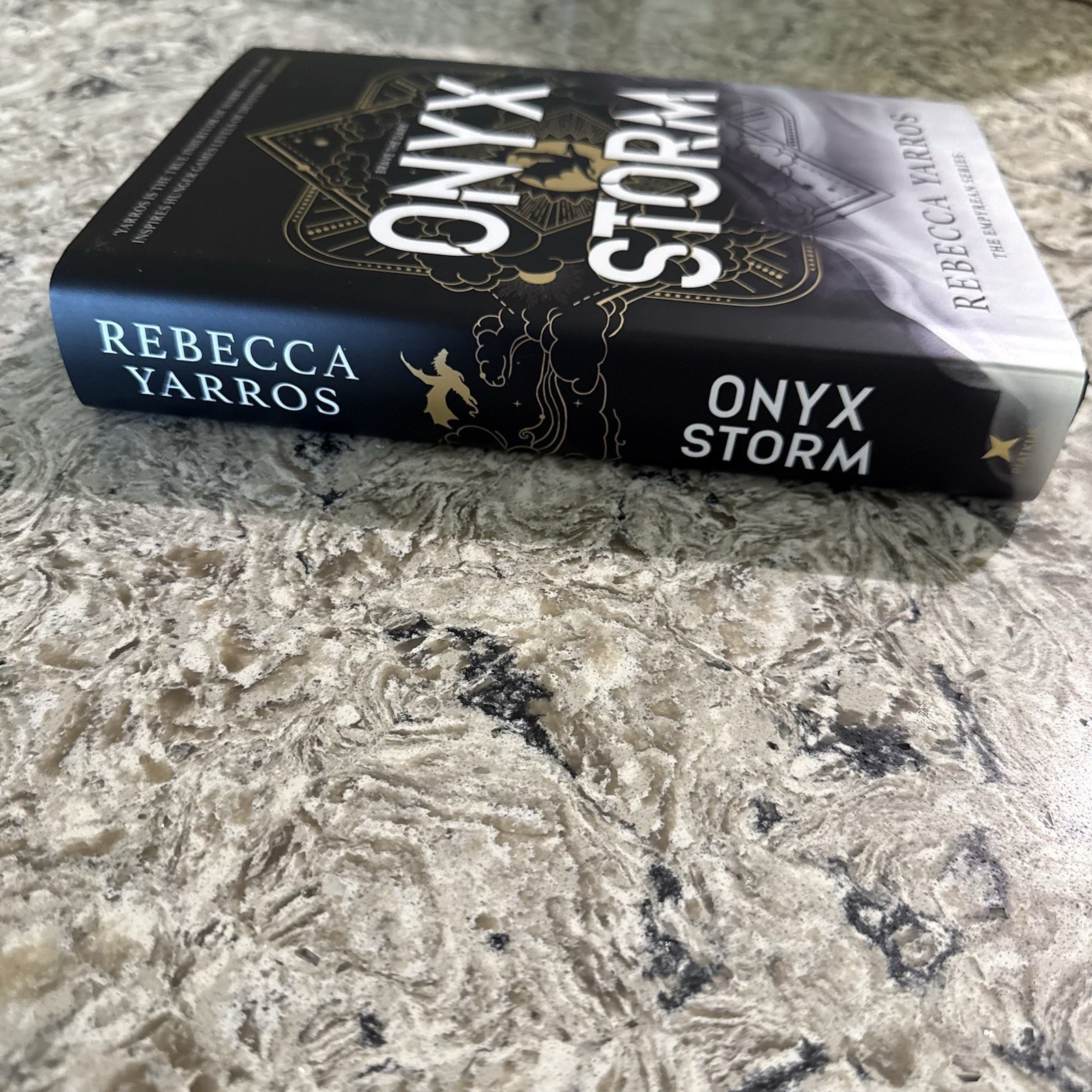 Fairyloot Onyx Storm Special Edition- Unsigned – Rebecca Yarros