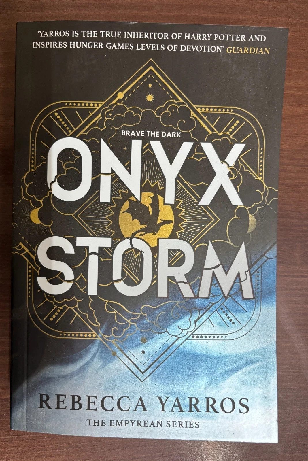 PERFECT BOOK GIFT FOR CHRISTMAS_ “Onyx Storm”