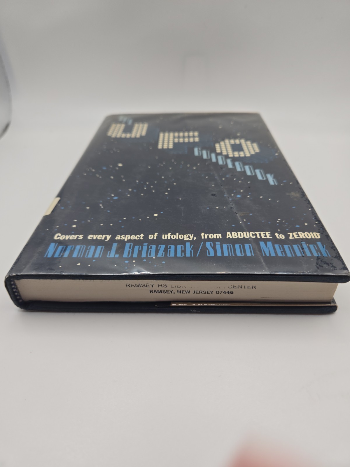 The UFO Guidebook ASPECT OF OFOLOGY by Simon Mennick & Norman J. Briazack 1978