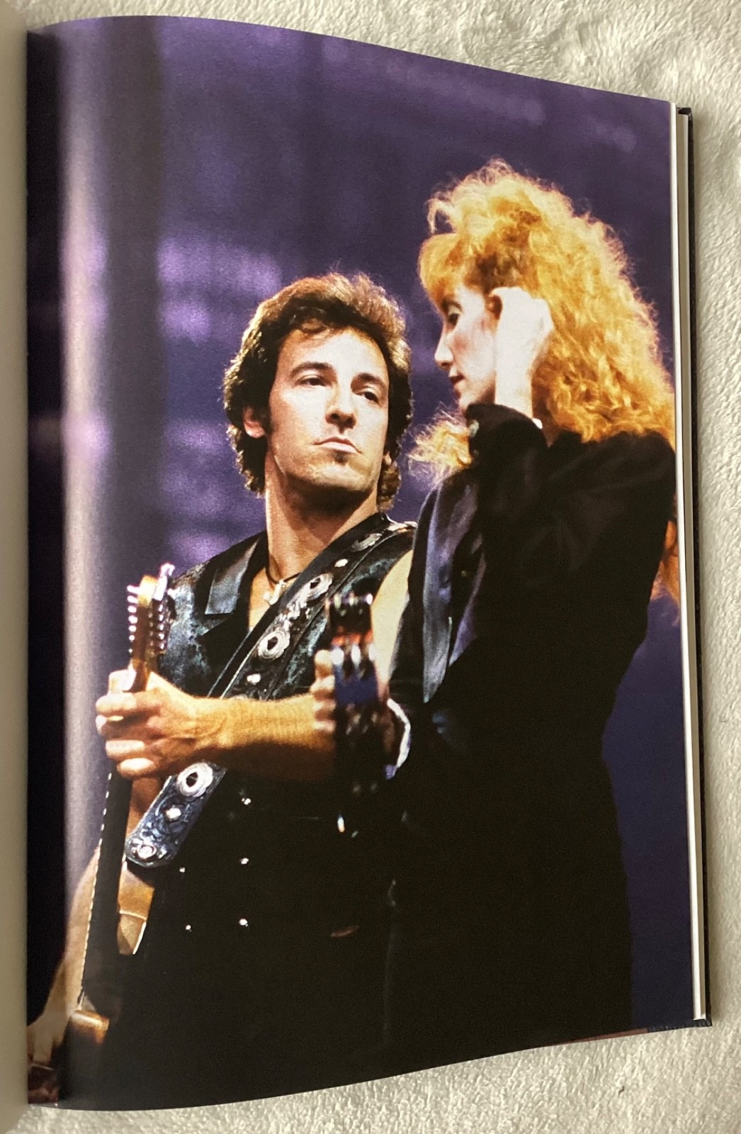 “BRUCE SPRINGSTEEN – An Illustrated Biography” – Hardcover – 184 Pages! – MINT!