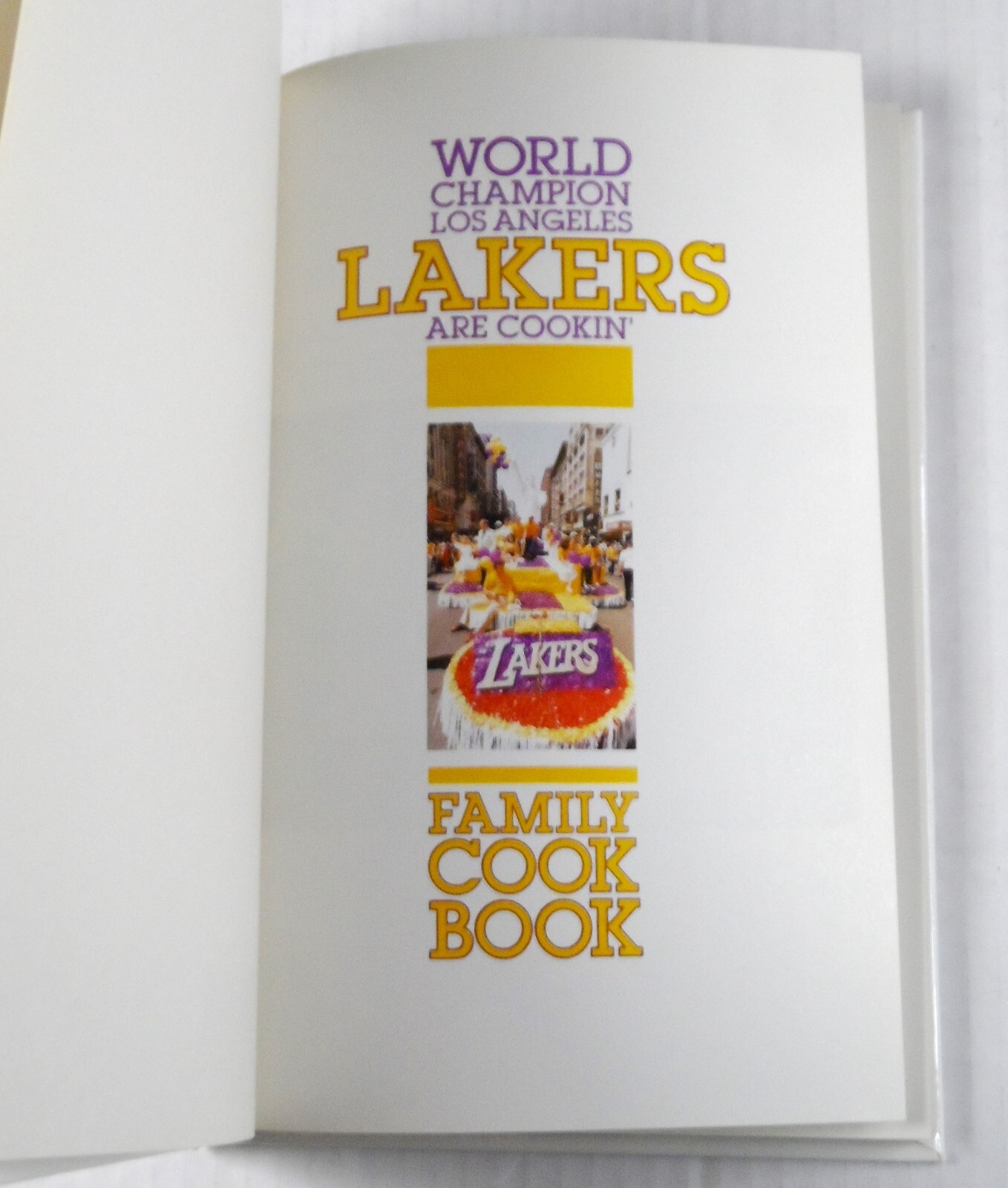 World Champion Los Angeles Lakers Are Cookin’ Family Cookbook 1985 HC 184 pages