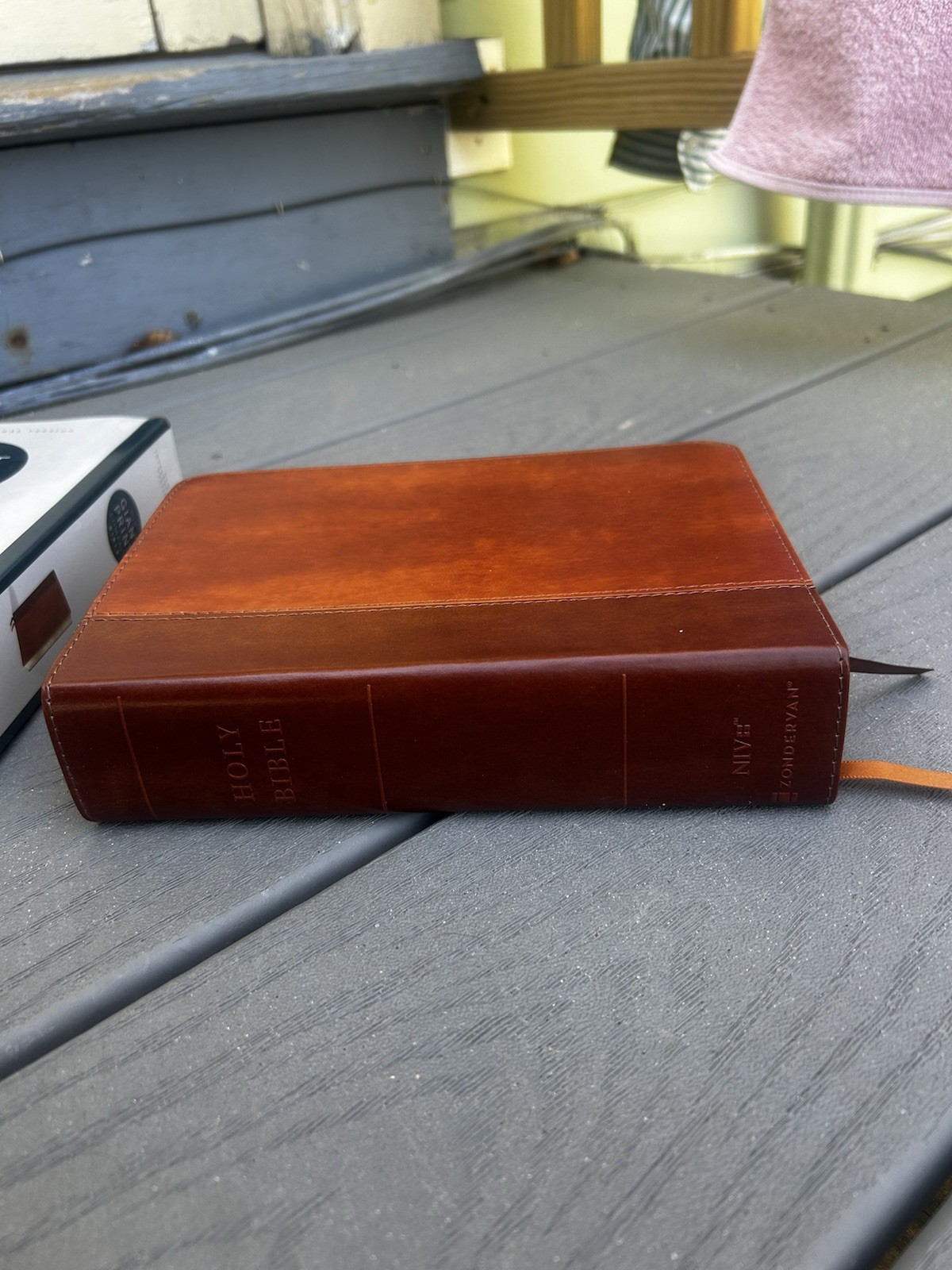 NIV, Giant Print Compact Bible, Leathersoft, Brown, Red Letter, Comfort Prin…