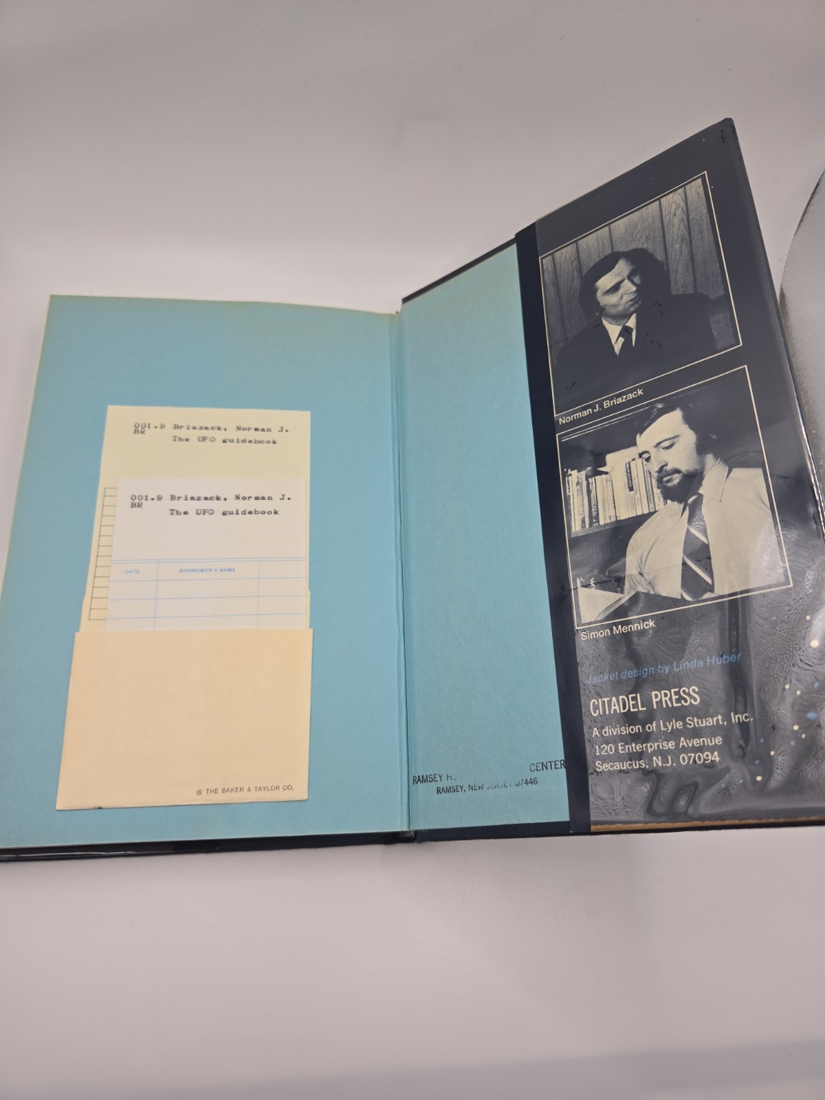 The UFO Guidebook ASPECT OF OFOLOGY by Simon Mennick & Norman J. Briazack 1978