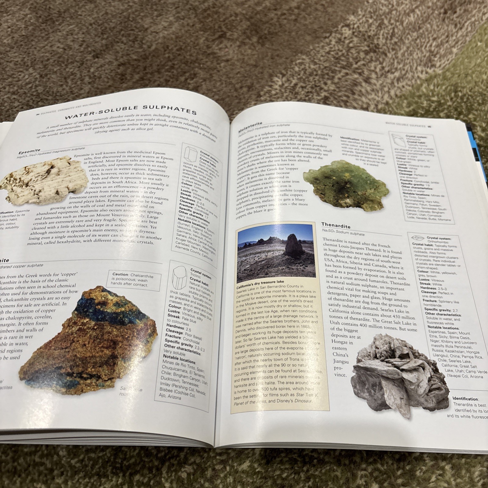 Illustrated Guide to Minerals of the World by John Farndon (Paperback)