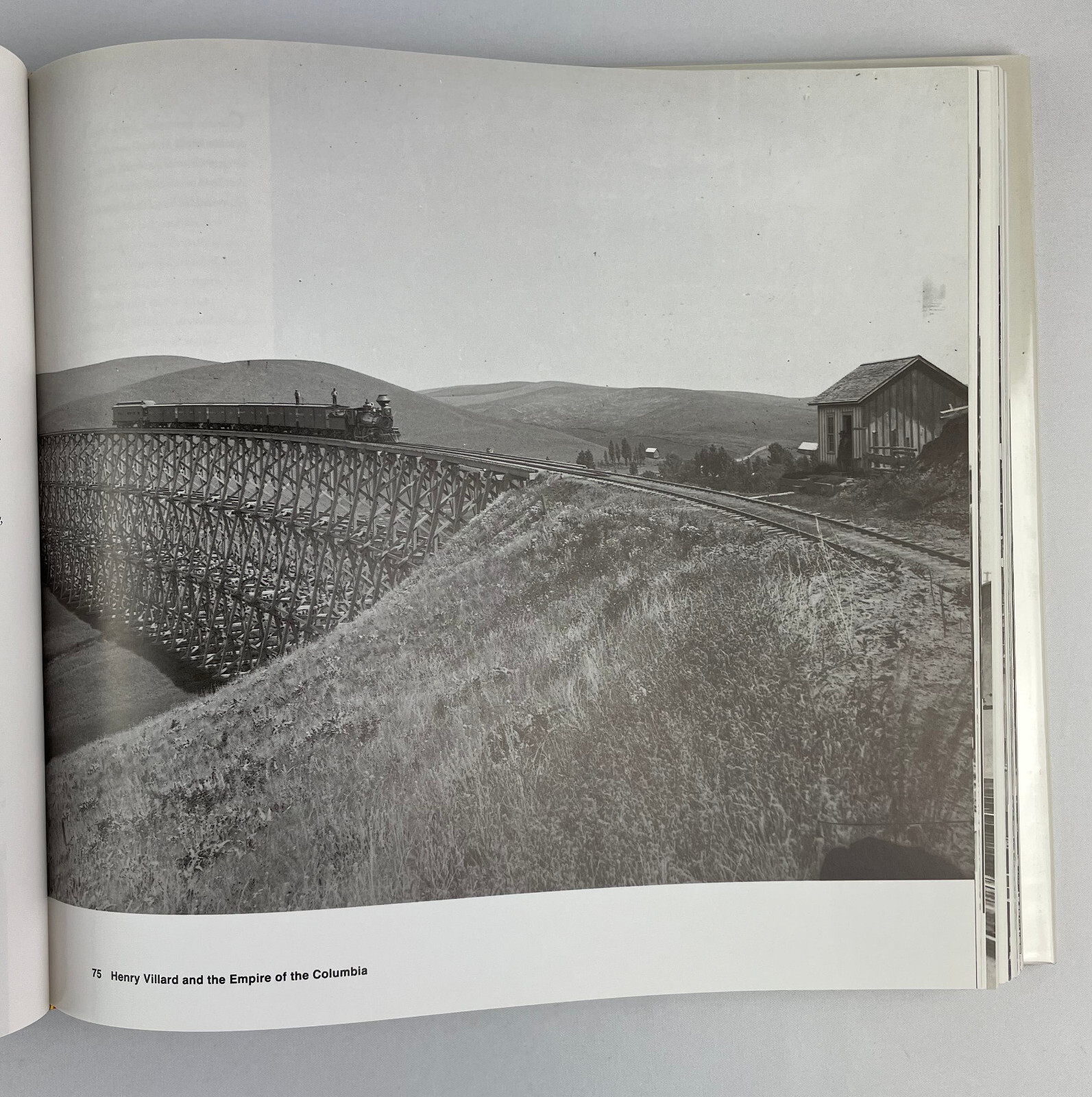 Railroad Signatures across the Pacific Northwest, Carlos A. Schwantes, 1993,HCDJ