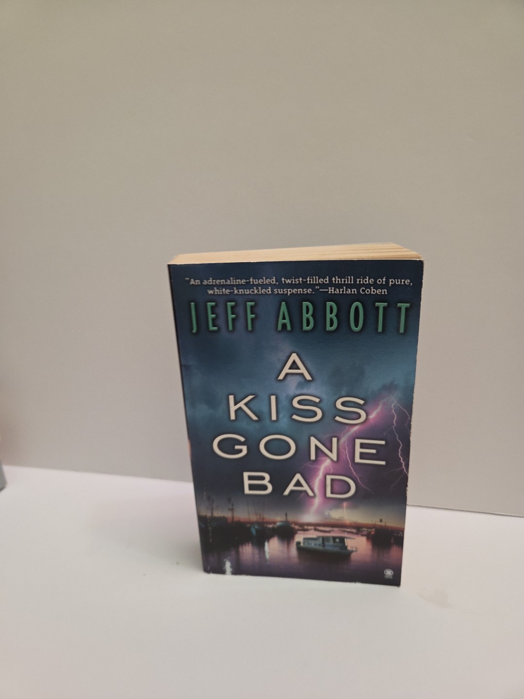 A Kiss Gone Bad by Jeff Abbott (2001 UK- A Format Paperback). #356