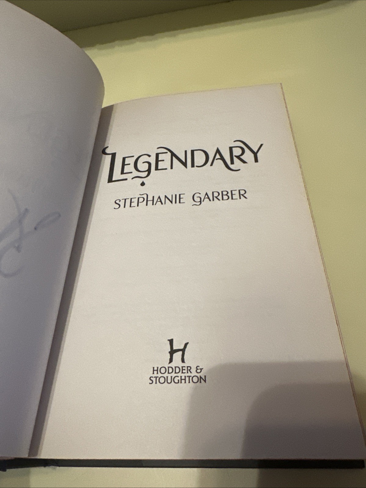 LEGENDARY DELUXE EDITION STEPHANIE GARBER HC RARE COLLECTIBLE SIGNED BOOK C3