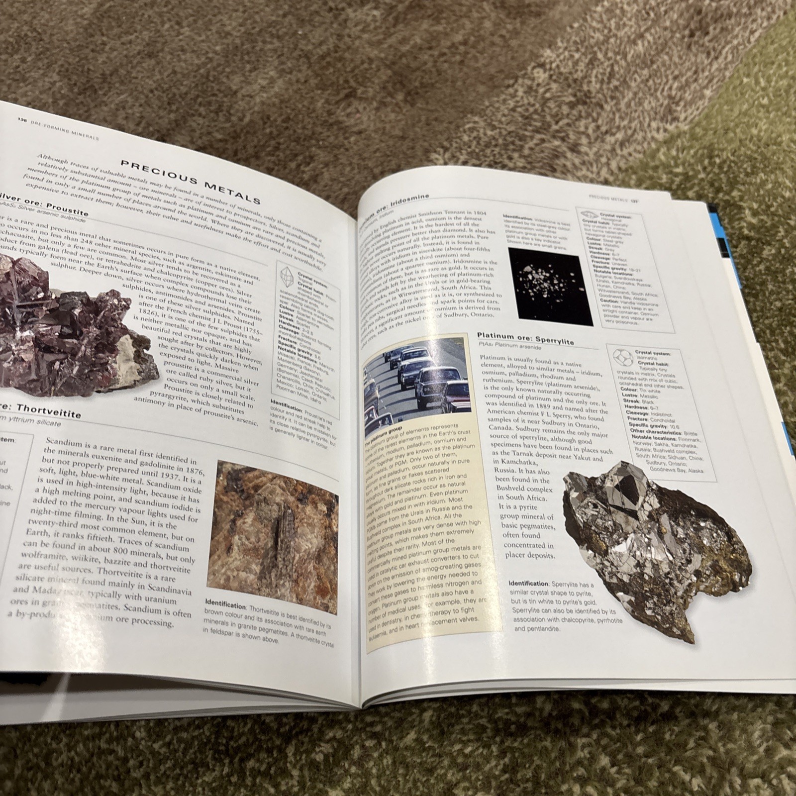Illustrated Guide to Minerals of the World by John Farndon (Paperback)