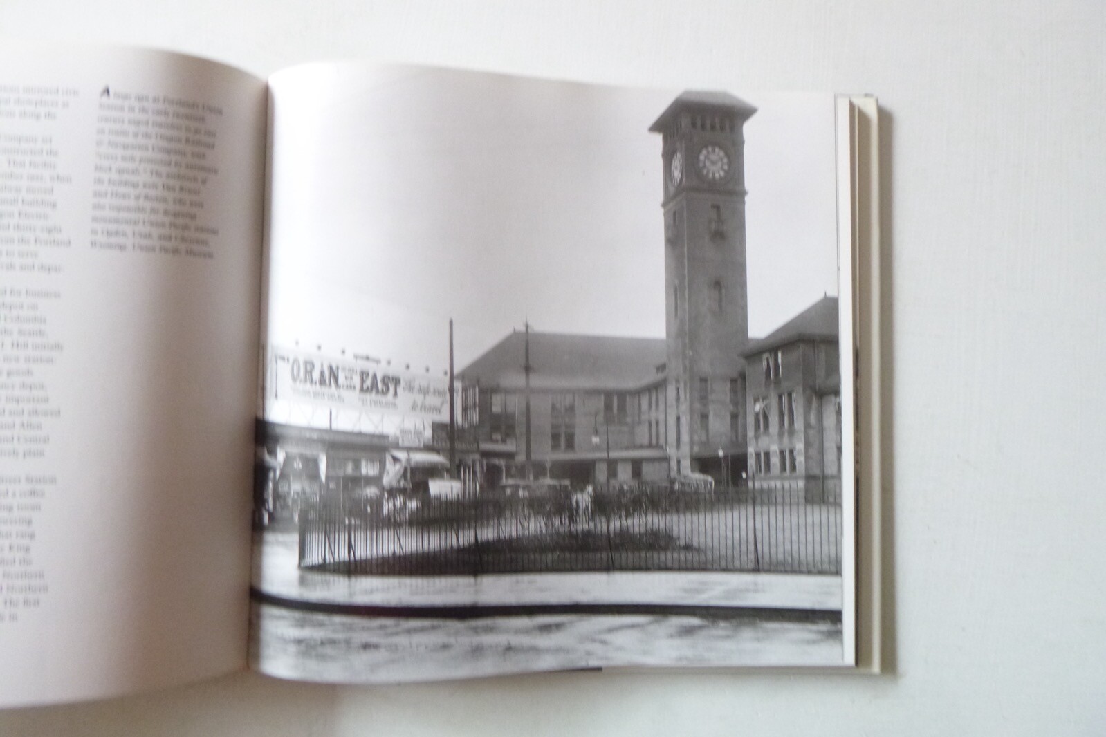 Railroad Signatures Across the Pacific Northwest, C. Schwantes (hardcover, 1993)