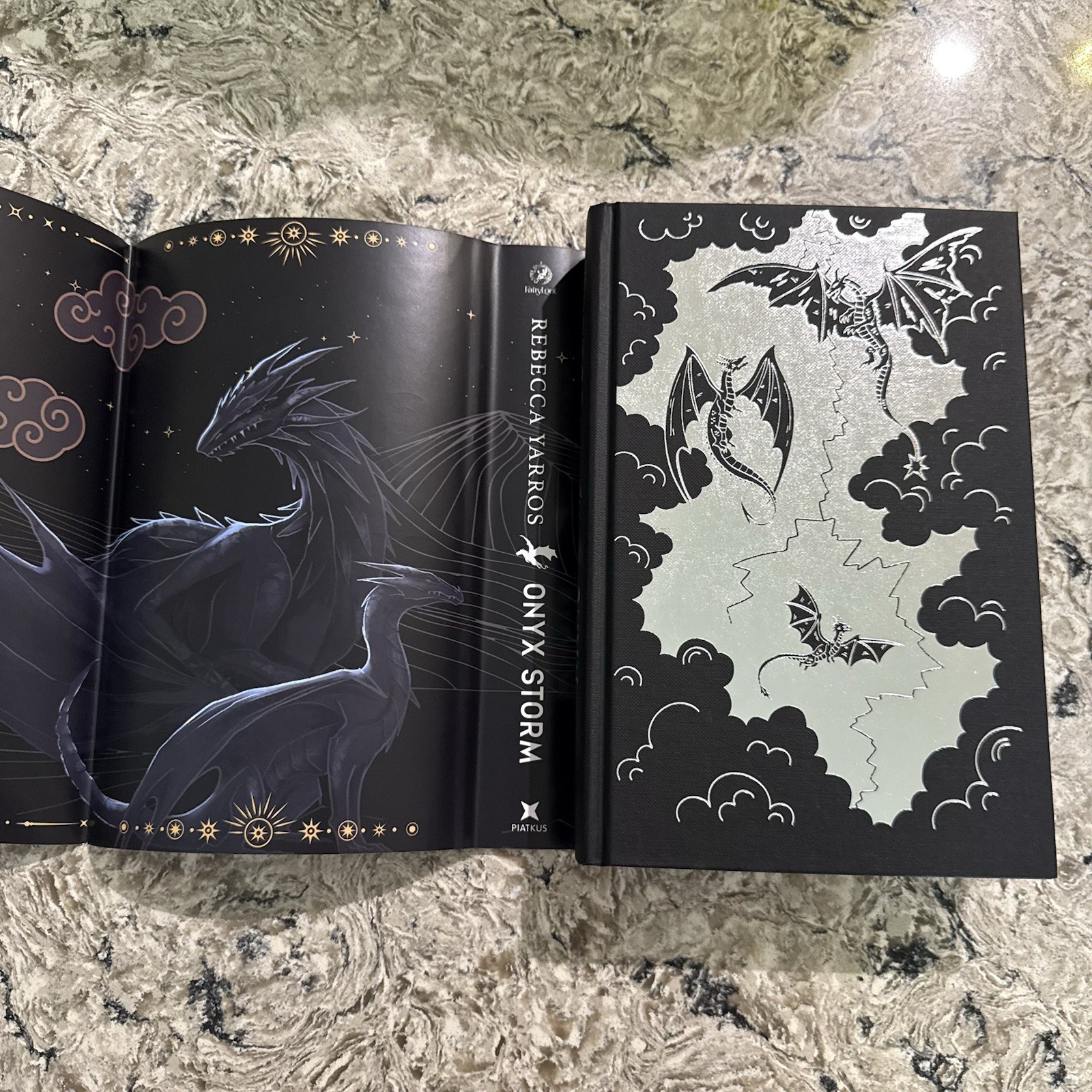 Fairyloot Onyx Storm Special Edition- Unsigned – Rebecca Yarros