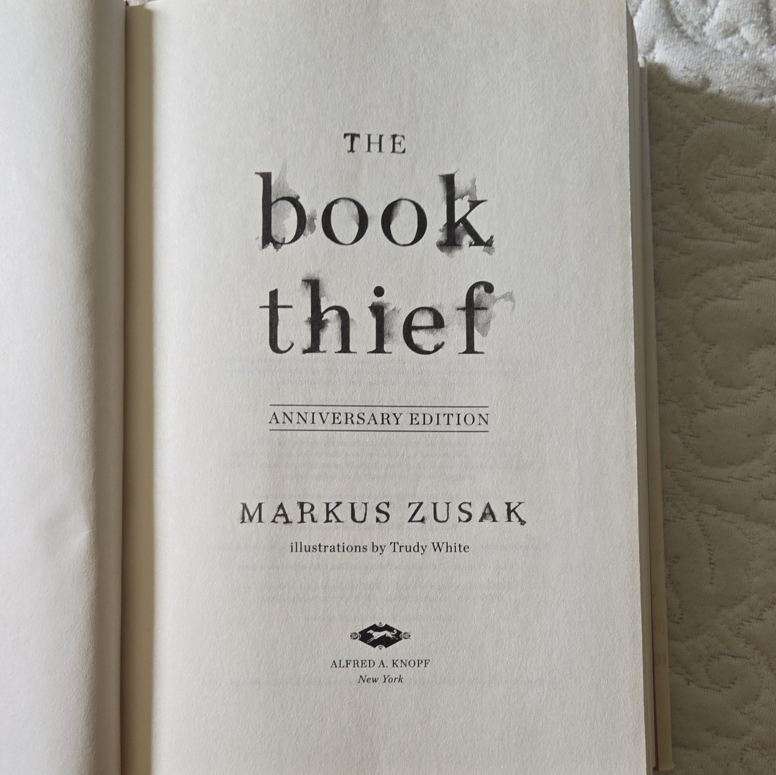 Markus Zusak The Book Thief Anniversary Edition 2016 Hardcover Illus DJ