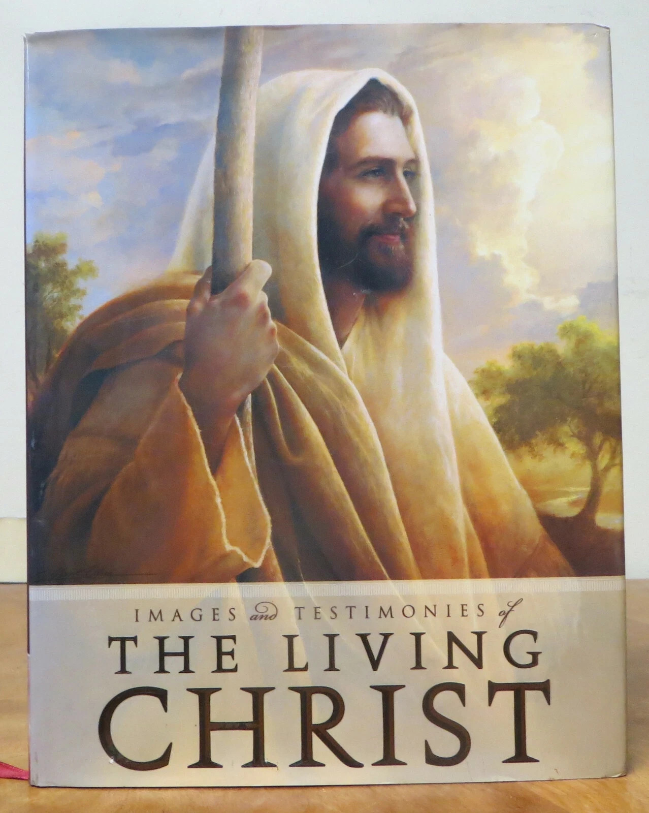 Images and Testimonies of the Living Christ by Covenant Communications Staff…