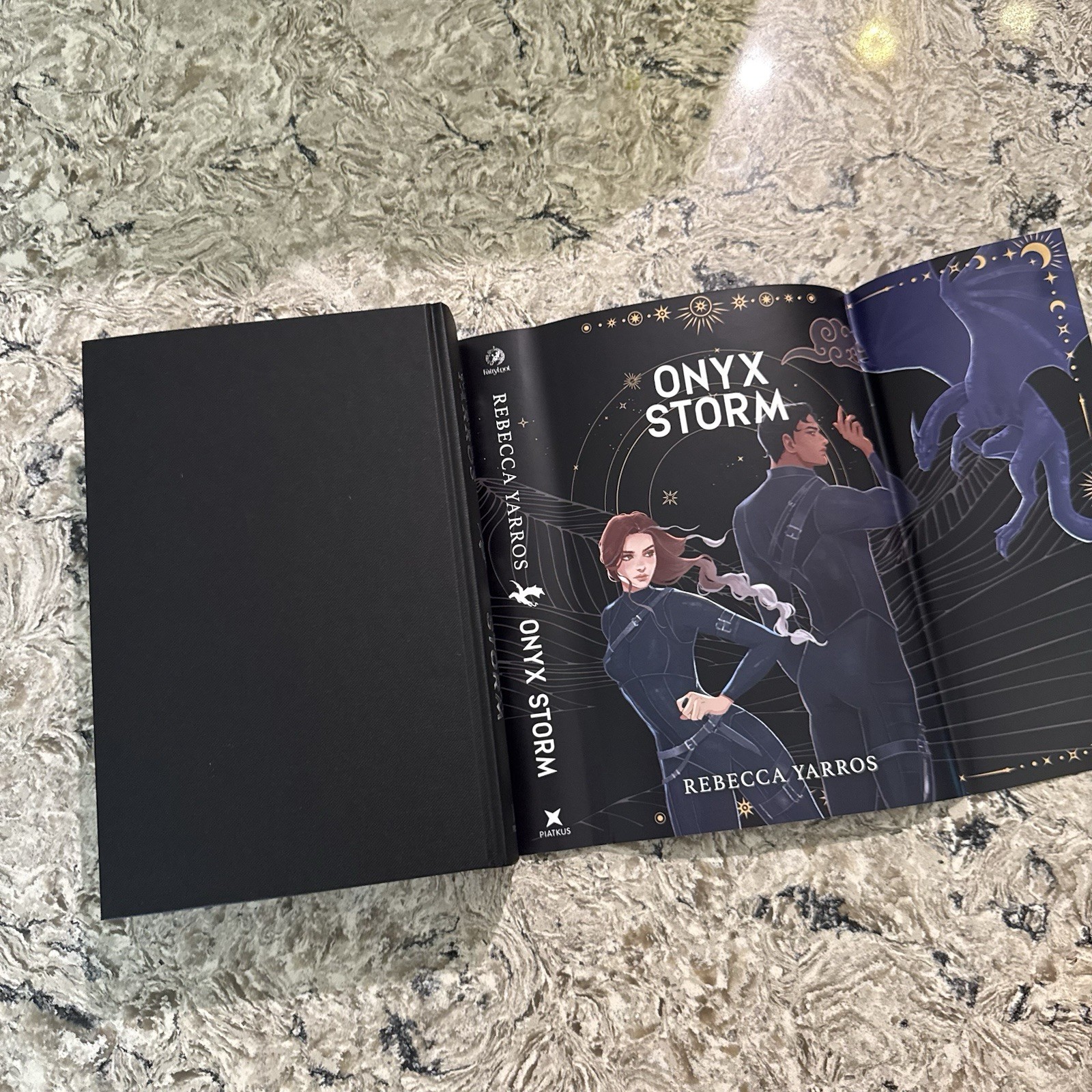 Fairyloot Onyx Storm Special Edition- Unsigned – Rebecca Yarros