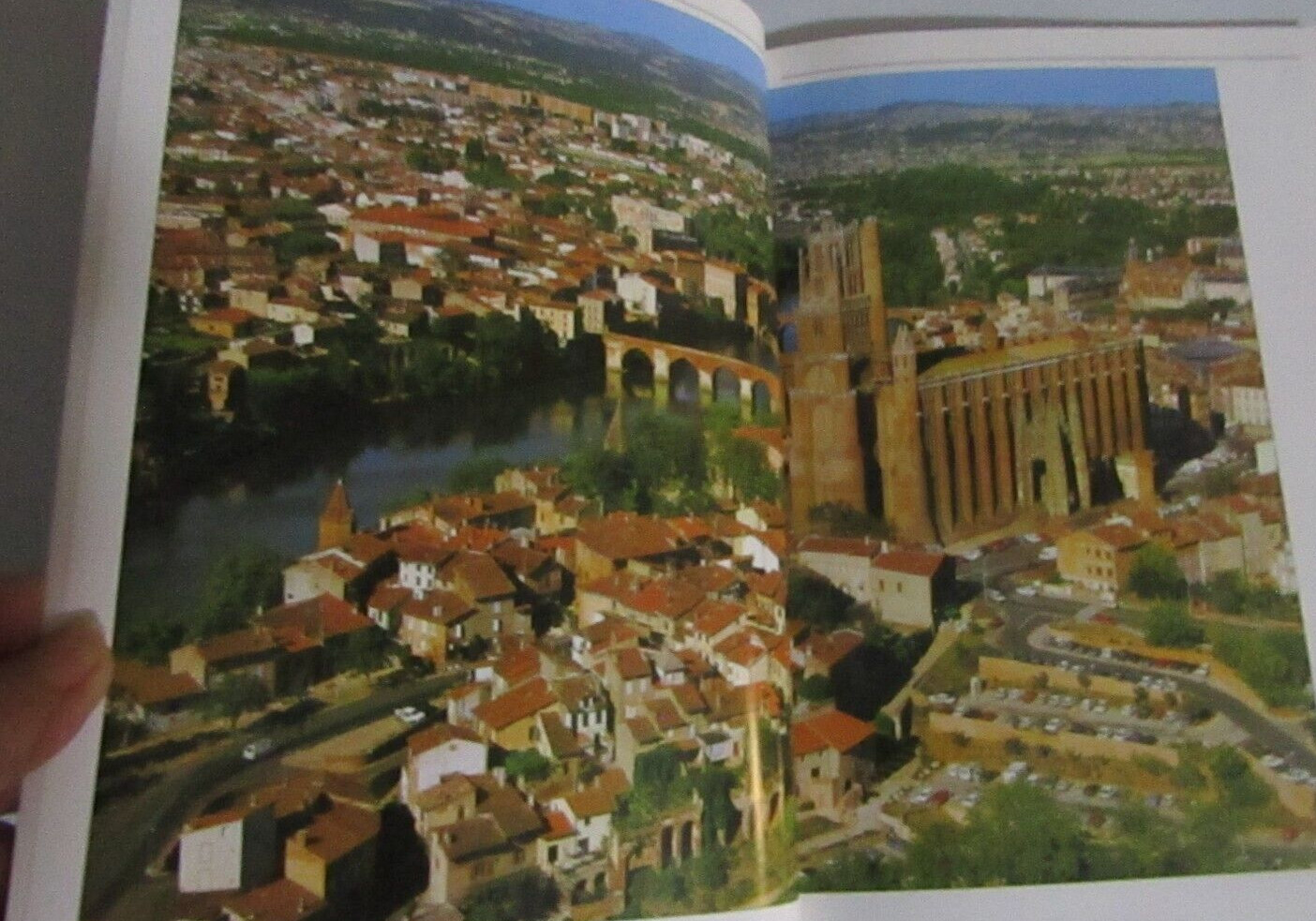 ALBI THE EPISCOPAL CITY PAPERBACK BOOK 2011 48 PAGES 6.5 X 9.5 IN
