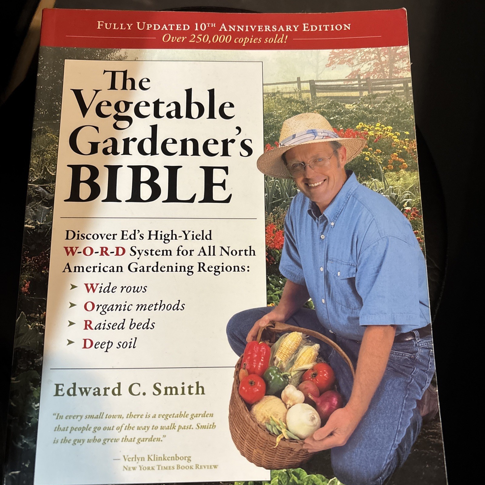 Book, The Vegetable Gardners Bible, Edward C. Smith 2009 352 Pages