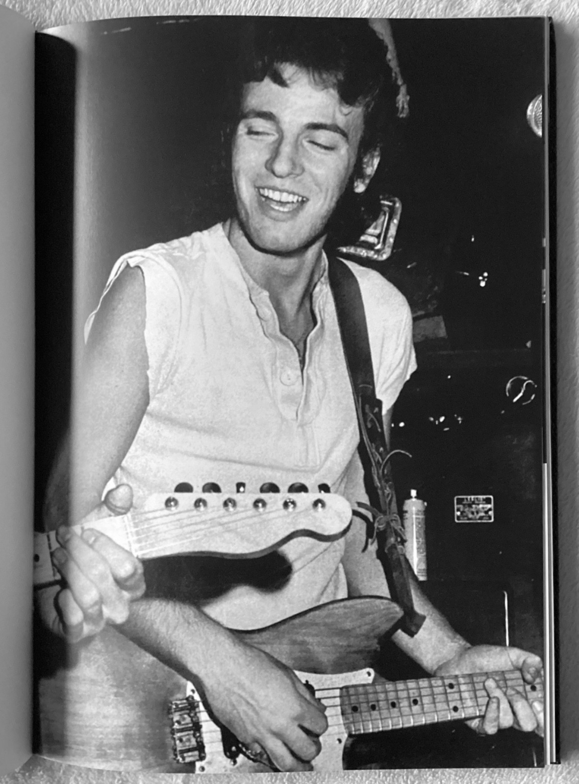 “BRUCE SPRINGSTEEN – An Illustrated Biography” – Hardcover – 184 Pages! – MINT!