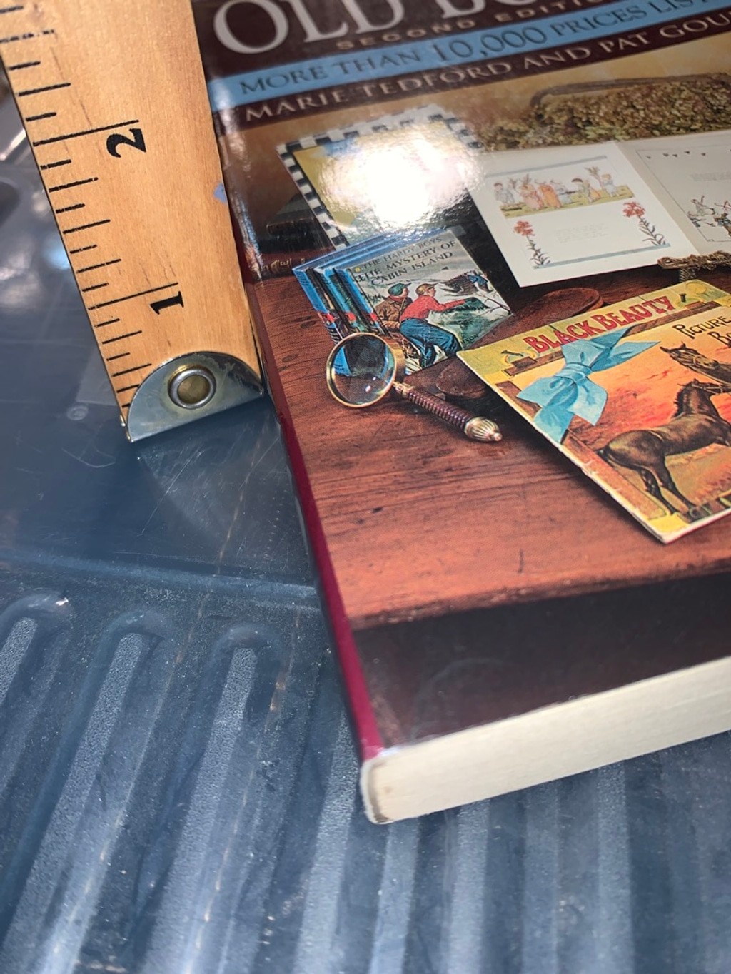 Unbranded Book Official Price Guide to Old Books 2nd edition 1997