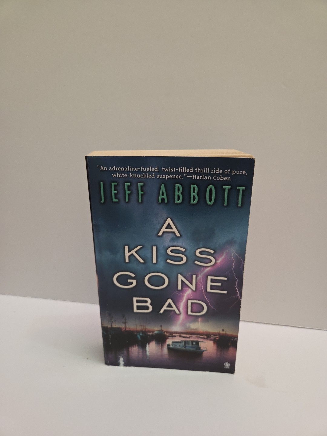 A Kiss Gone Bad by Jeff Abbott (2001 UK- A Format Paperback). #356
