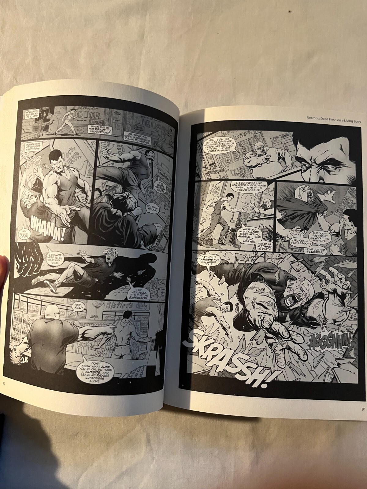 THE MAMMOTH BOOK OF ZOMBIE COMICS (2008) over 400 pages! READ CONDITION