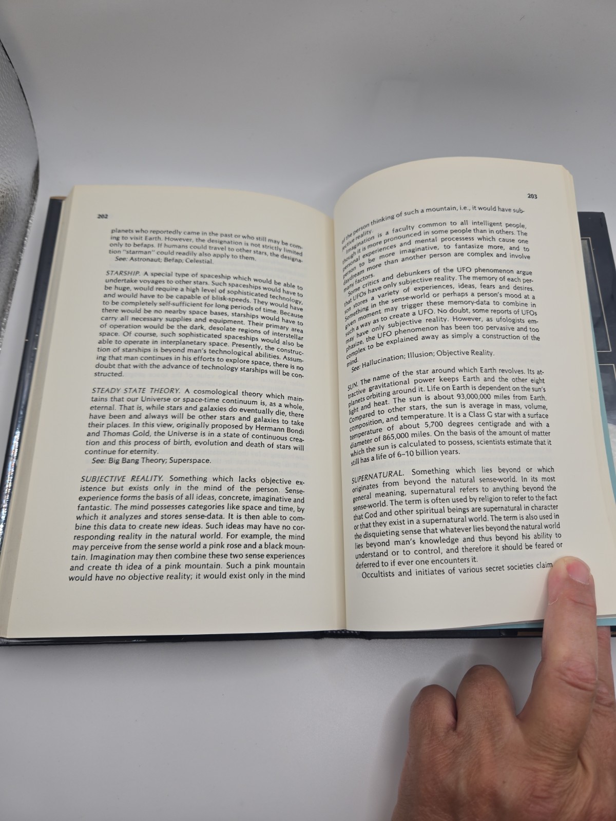 The UFO Guidebook ASPECT OF OFOLOGY by Simon Mennick & Norman J. Briazack 1978