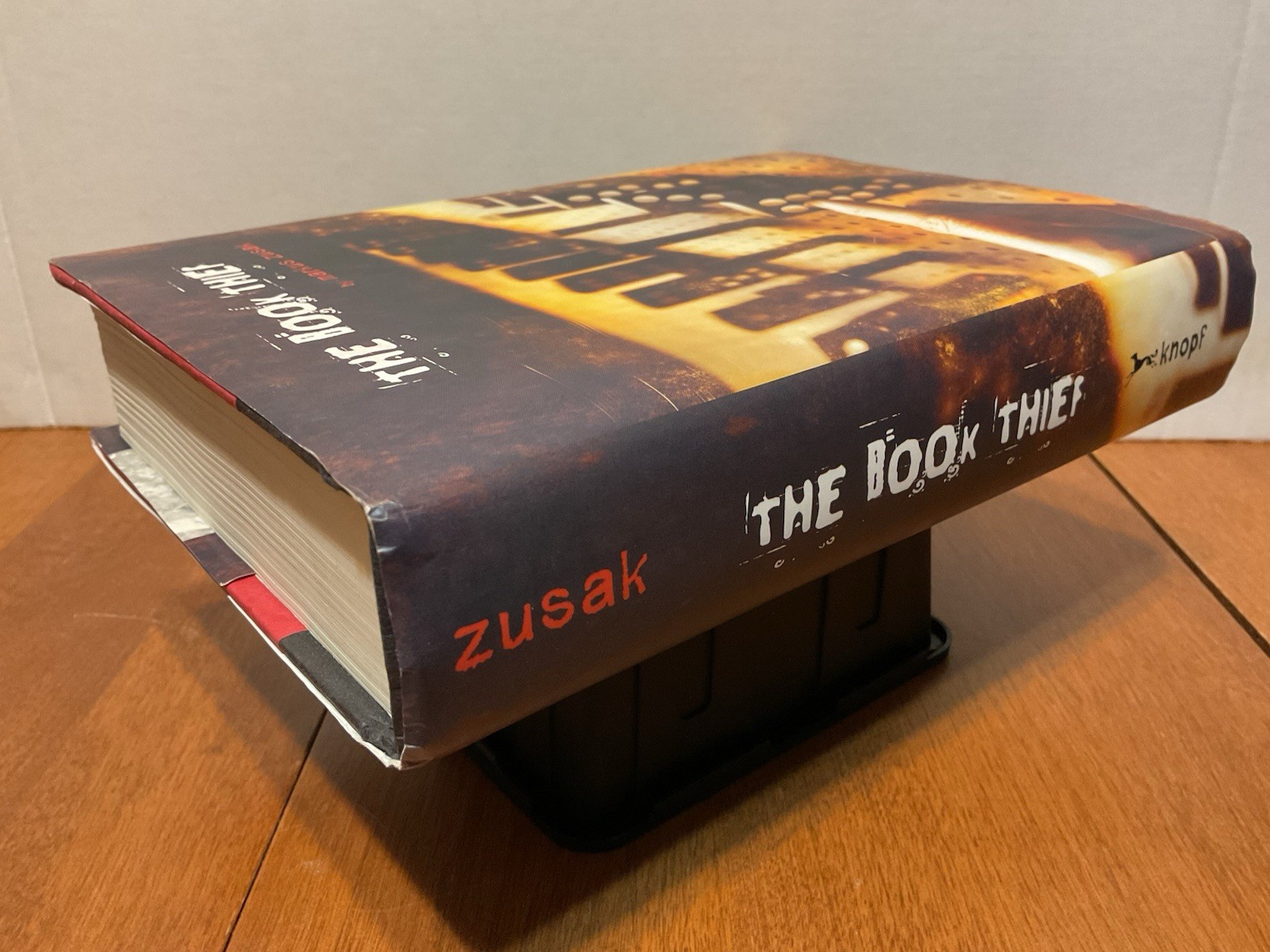 THE BOOK THIEF Markus Zusak Hardcover DJ First American Edition Printing 2006