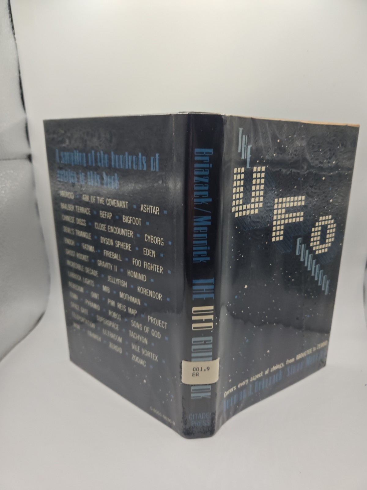 The UFO Guidebook ASPECT OF OFOLOGY by Simon Mennick & Norman J. Briazack 1978