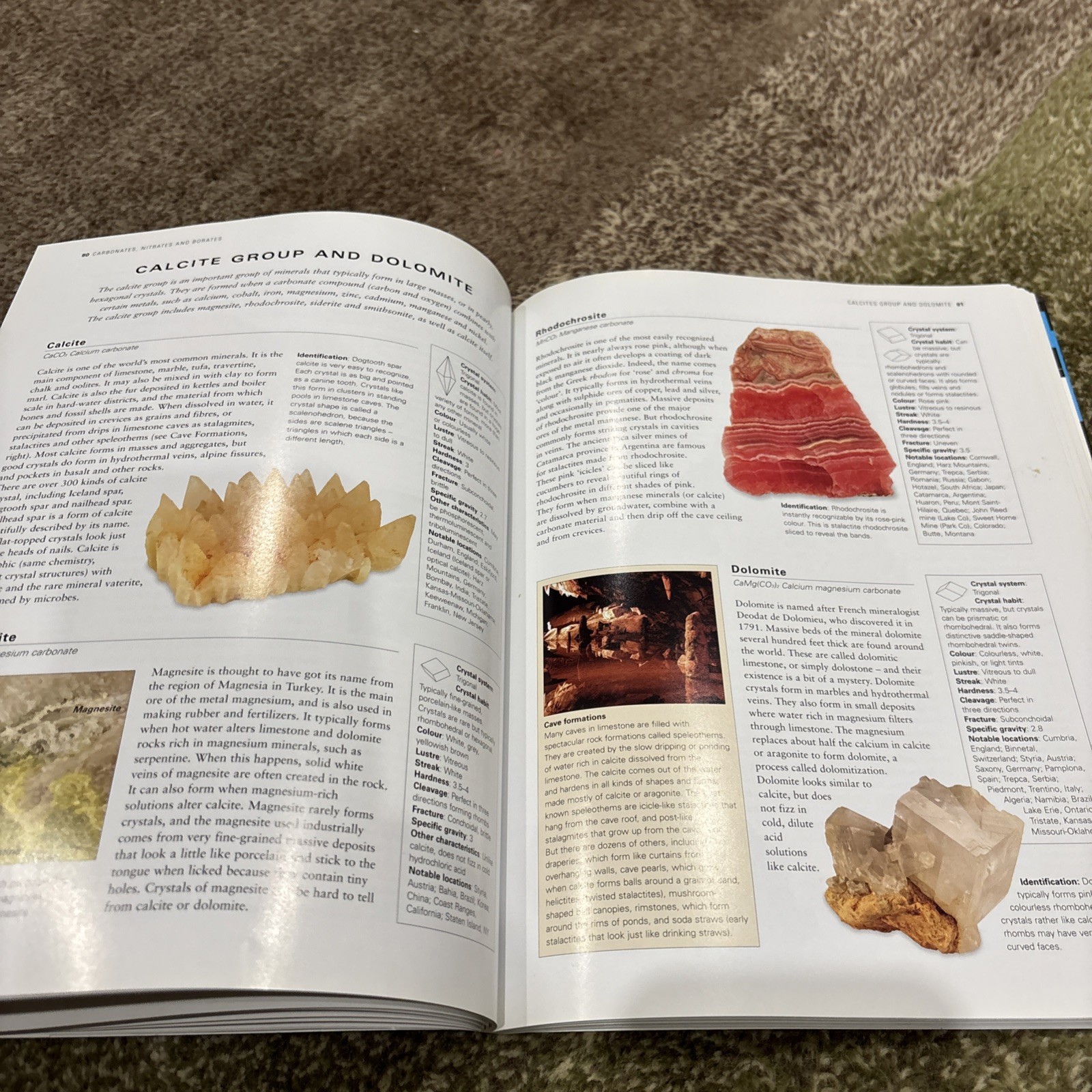 Illustrated Guide to Minerals of the World by John Farndon (Paperback)