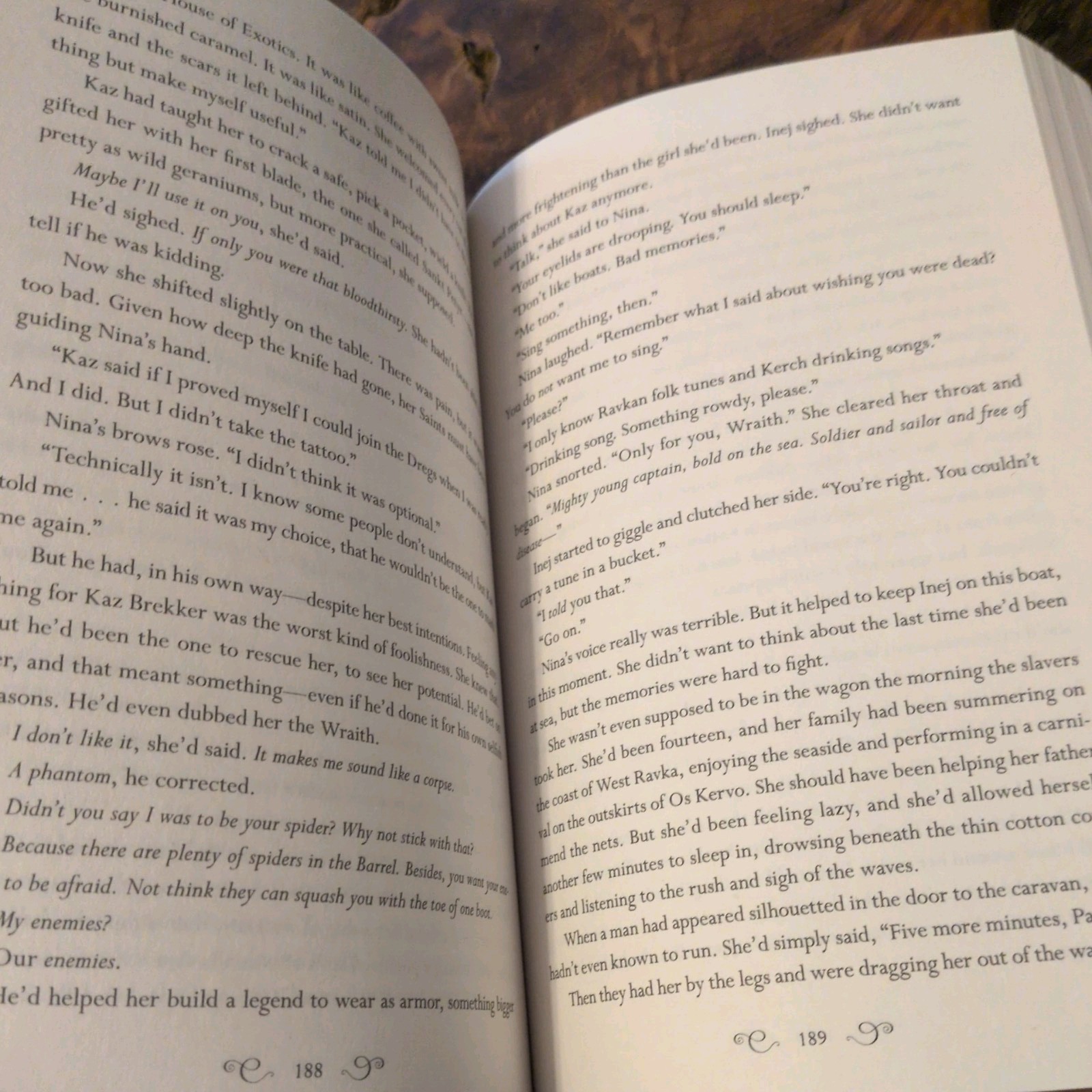 Six of Crows by Leigh Bardugo paperback Very Good Like New