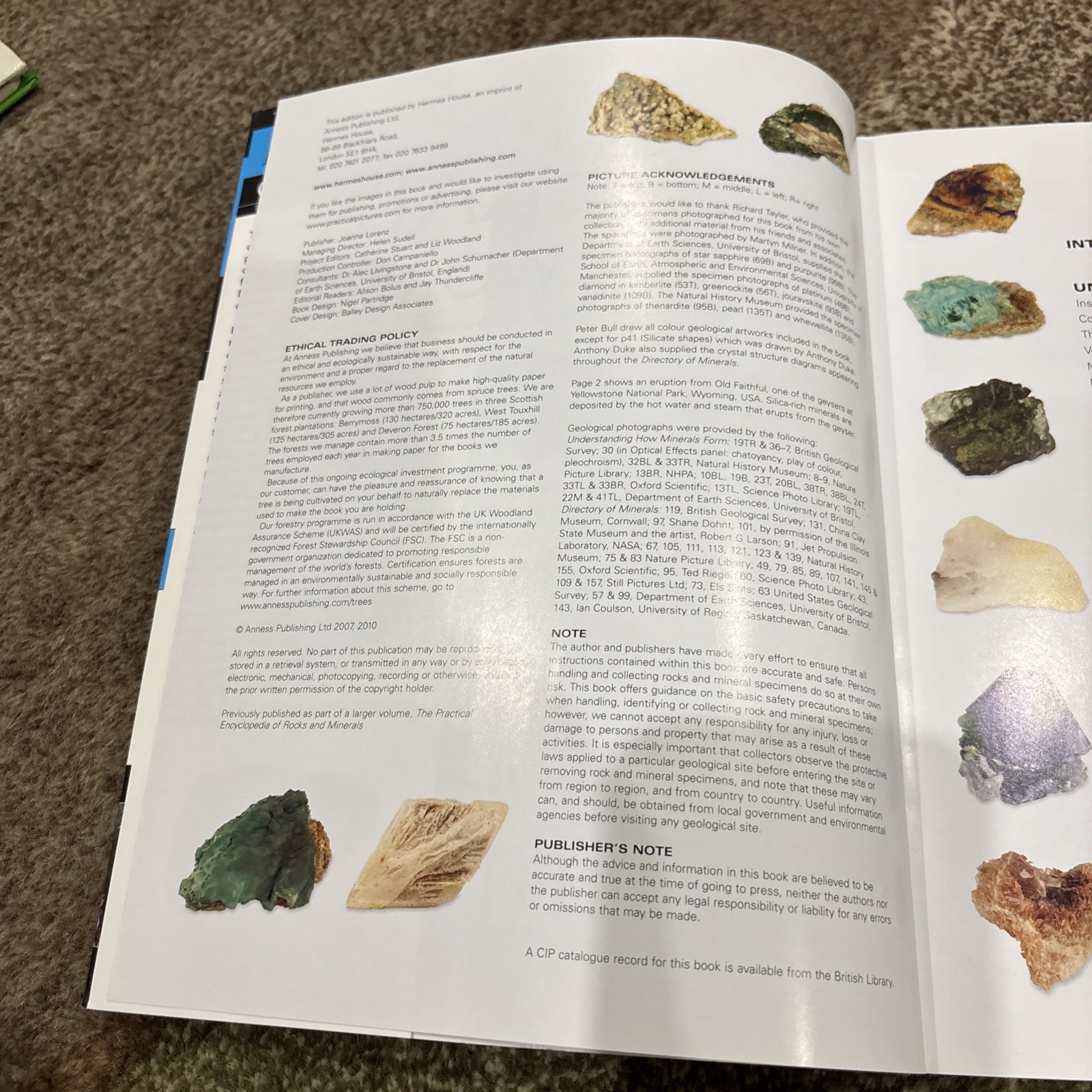 Illustrated Guide to Minerals of the World by John Farndon (Paperback)
