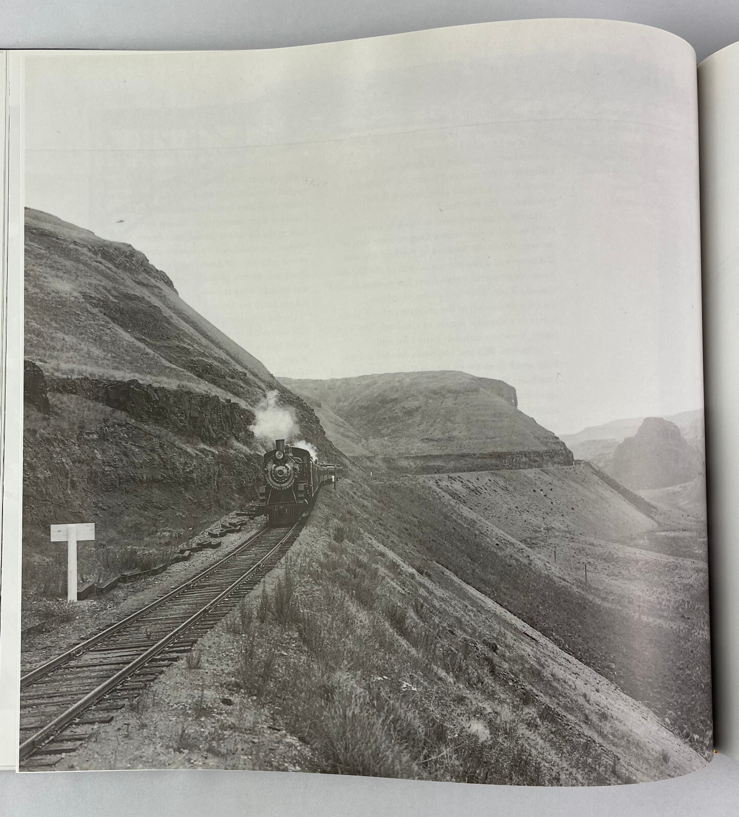 Railroad Signatures across the Pacific Northwest, Carlos A. Schwantes, 1993,HCDJ
