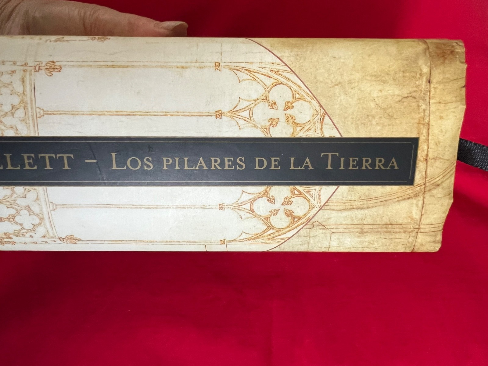 Los Pilares de la Tierr by Ken Follett. Luxury boxed edition.
