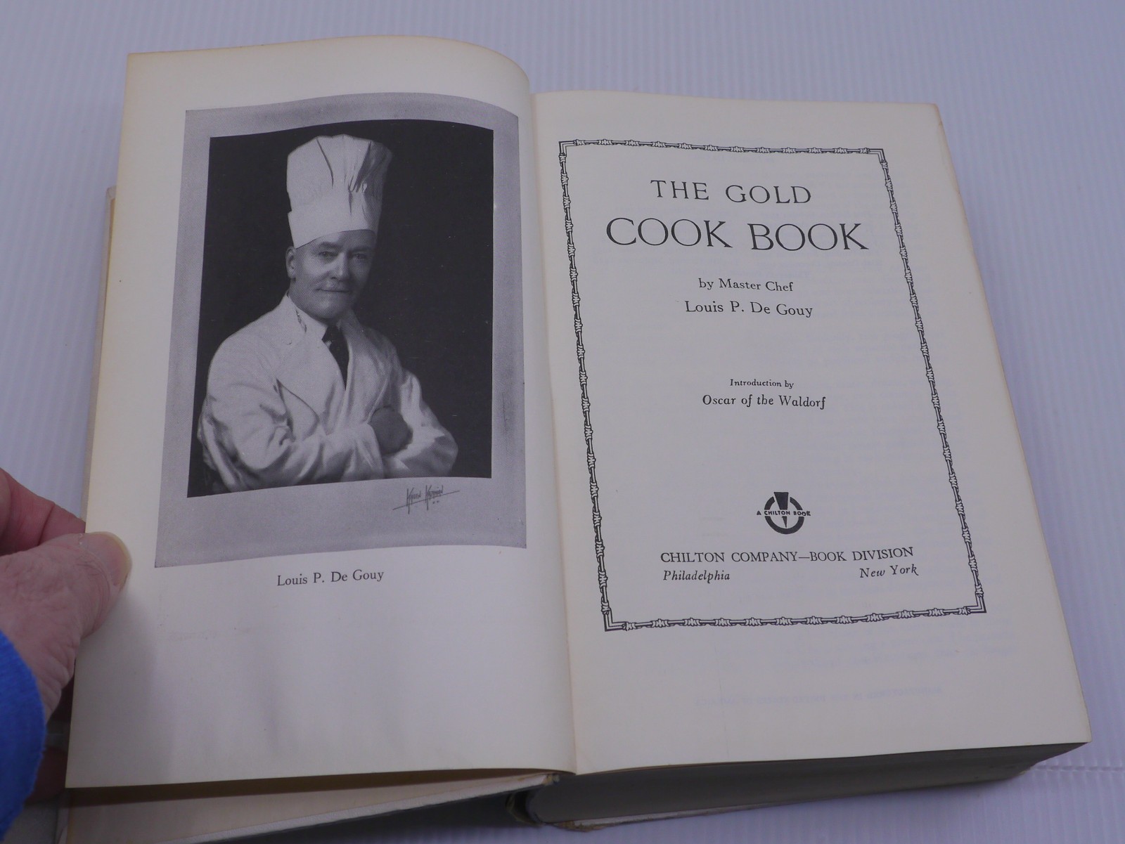 L — THE GOLD COOK BOOK BY CHEF LOUIS P. DE GOUY, HC, 1,256 PAGES, RECIPES