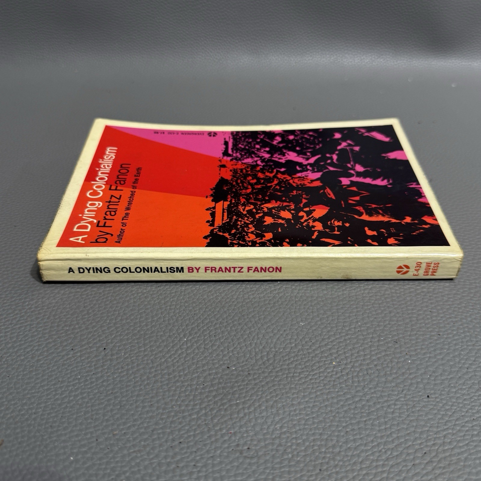Vintage A Dying Colonialism Frantz Fanon Red Trade PB 1967 Grove Press Evergreen