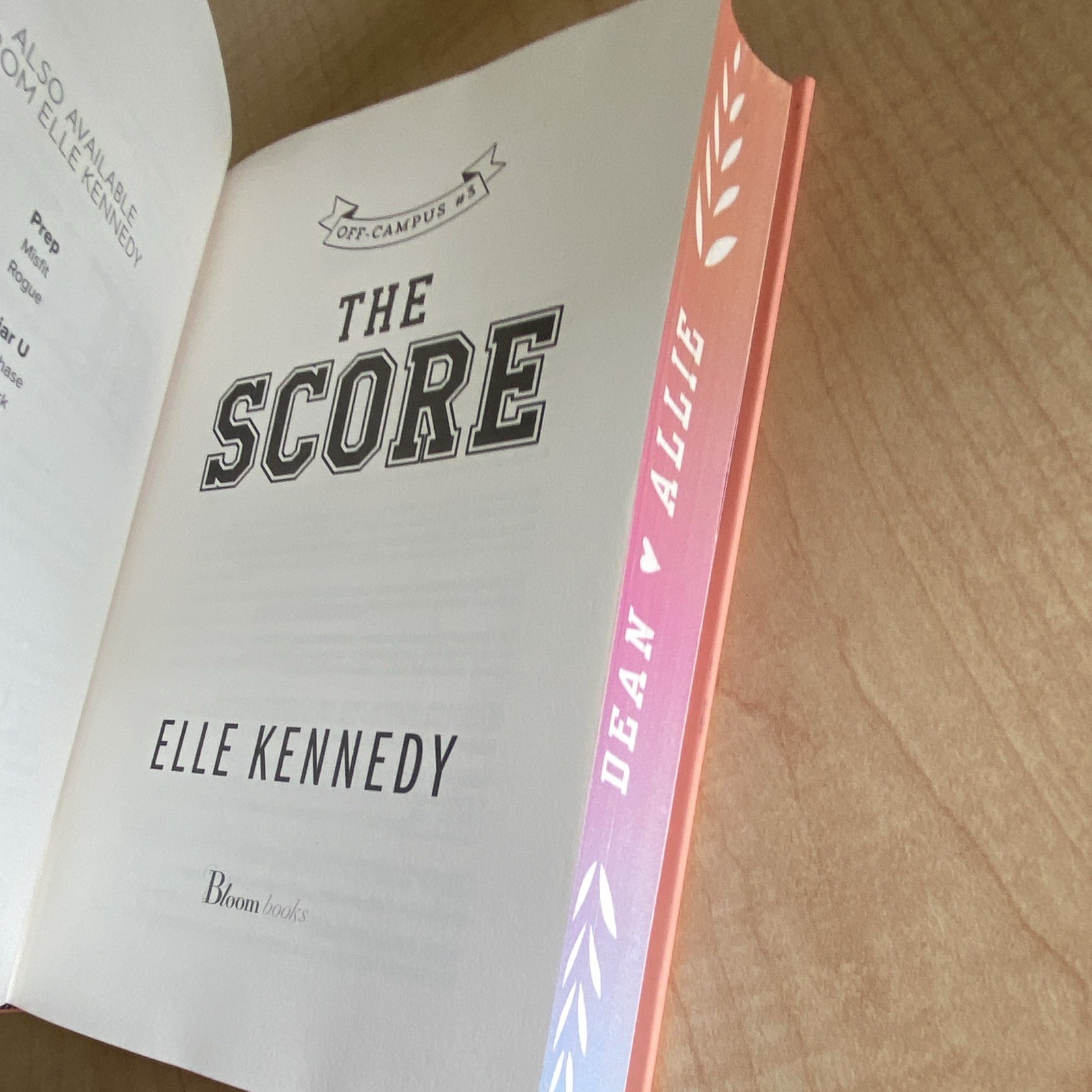 The Score (Off-Campus) by Elle Kennedy, Bloom Books, YA Romance Novel, HC