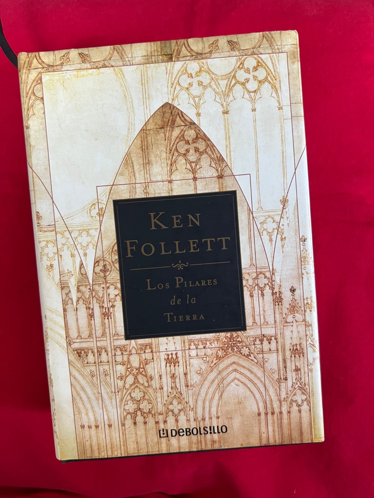 Los Pilares de la Tierr by Ken Follett. Luxury boxed edition.