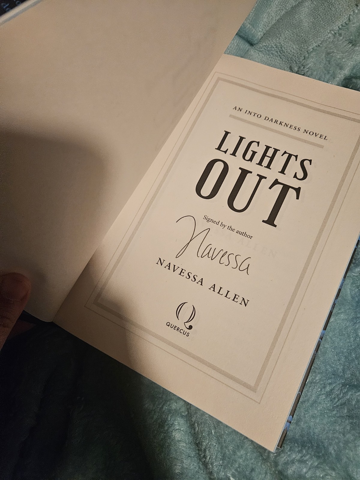 SIGNED Waterstones LIGHTS OUT Navessa Allen INTO DARKNESS Sprayed Edges UK 1/1