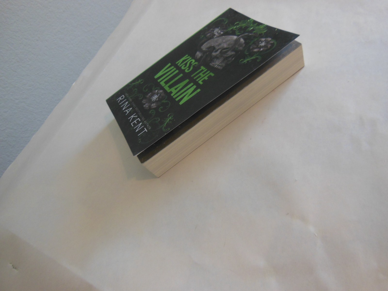 Kiss the Villain : A Dark College MM Romance (Legacy of Gods) by Rina Kent…