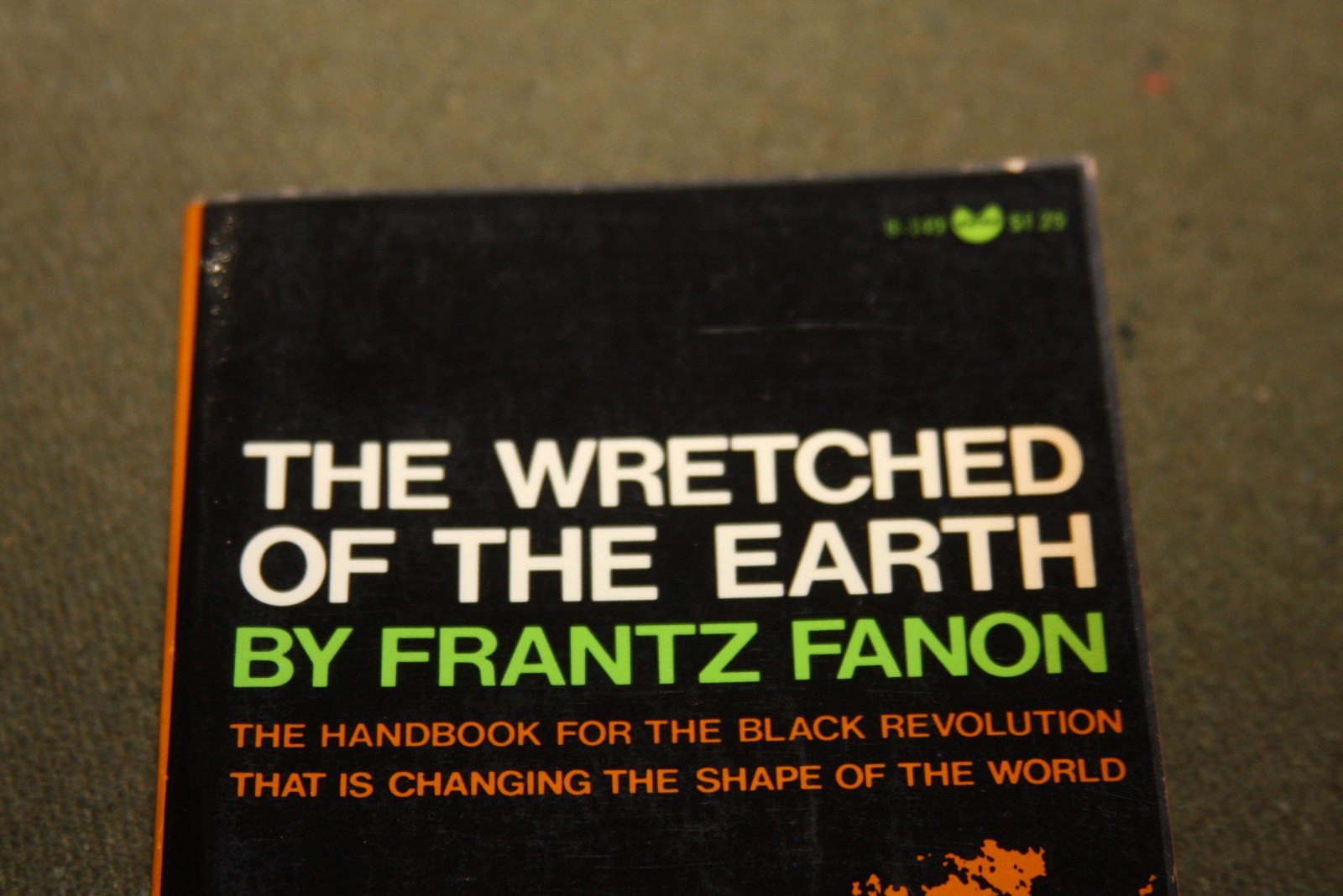 The Wretched of the Earth by Frantz Fanon 1968 PB 1st Print Black Cat Grove